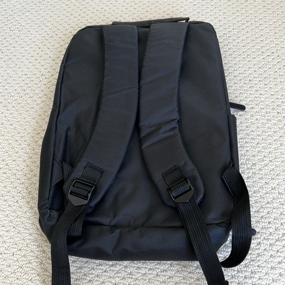 NWOT very sturdy laptop backpack w/plug in connection - Picture 2 of 7